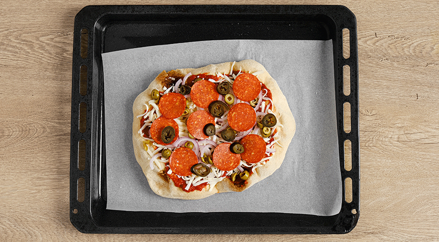 Фото приготовления рецепта: Пицца Медово-острая салями (салями, острый перец, оливки, мёд, сыр), шаг №4