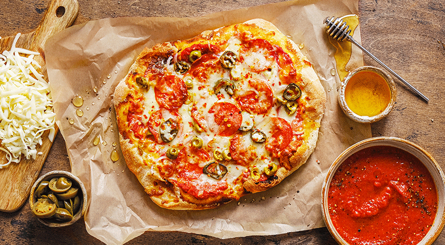 Фото приготовления рецепта: Пицца Медово-острая салями (салями, острый перец, оливки, мёд, сыр), шаг №5