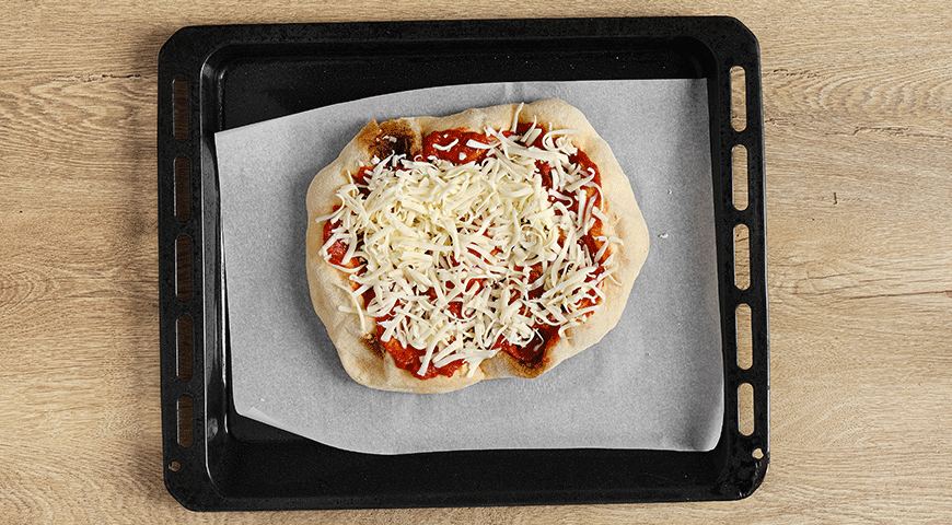 Фото приготовления рецепта: Пицца Медово-острая салями (салями, острый перец, оливки, мёд, сыр), шаг №3