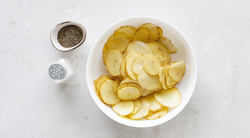 Фото приготовления рецепта: Треска с картошкой и шампиньонами в рукаве, шаг №2