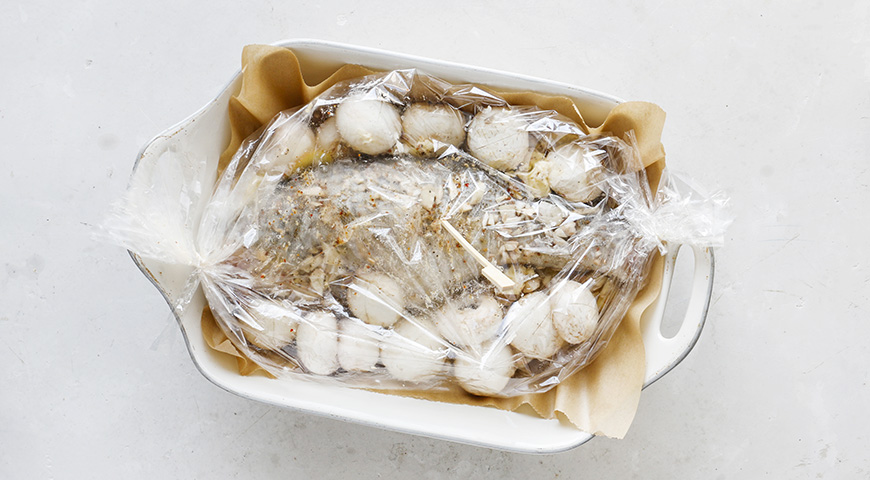 Фото приготовления рецепта: Треска с картошкой и шампиньонами в рукаве, шаг №5