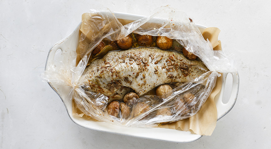 Фото приготовления рецепта: Треска с картошкой и шампиньонами в рукаве, шаг №6