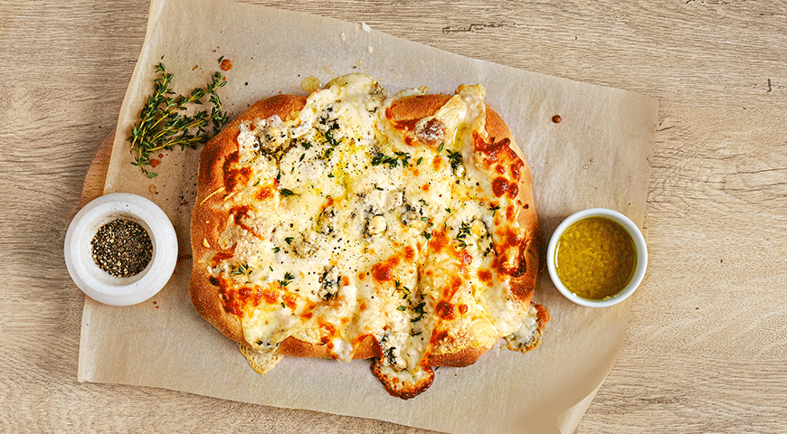Фото приготовления рецепта: Пицца 4 сыра, шаг №5