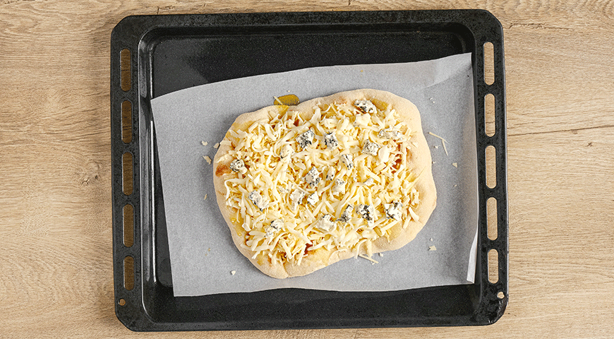 Фото приготовления рецепта: Пицца 4 сыра, шаг №4