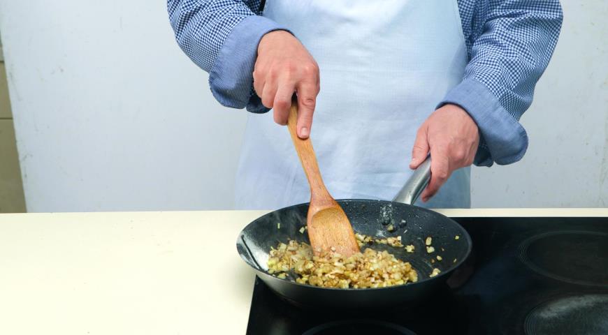 Фото приготовления рецепта: Куриная печень в сметане с луком на сковороде, шаг №3
