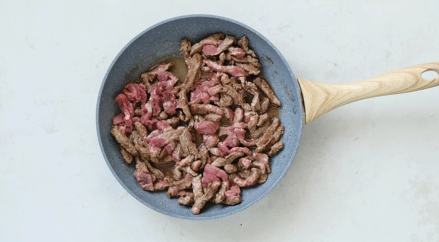 Фото приготовления рецепта: Бефстроганов из говядины классический, шаг №4