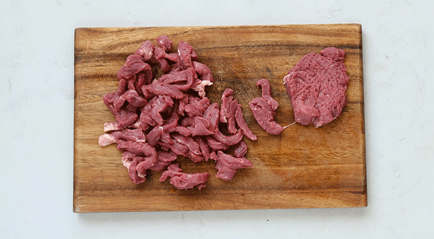 Фото приготовления рецепта: Бефстроганов из говядины классический, шаг №3