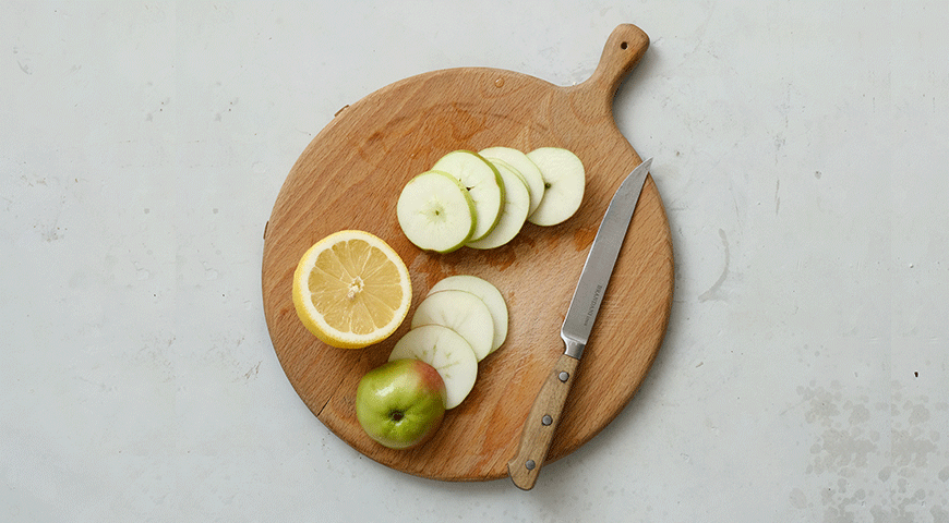 Фото приготовления рецепта: Закуска из сельди с яблоком и сметаной, шаг №2