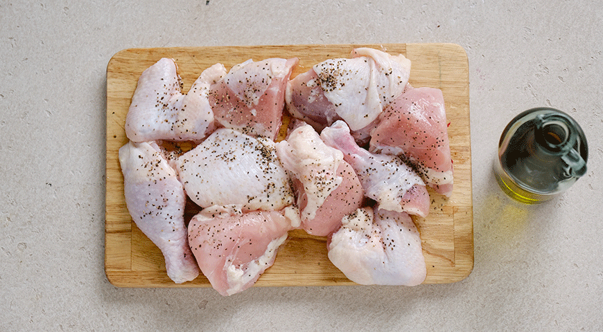 Фото приготовления рецепта: Курица с цветной капустой и грибами, шаг №1