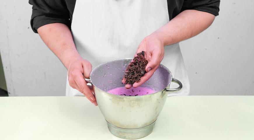 Фото приготовления рецепта: Мороженое с черешней и шоколадом, шаг №3