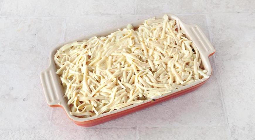 Фото приготовления рецепта: Картофельная запеканка в духовке, шаг №7