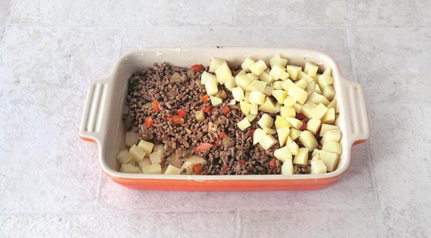 Фото приготовления рецепта: Картофельная запеканка в духовке, шаг №5