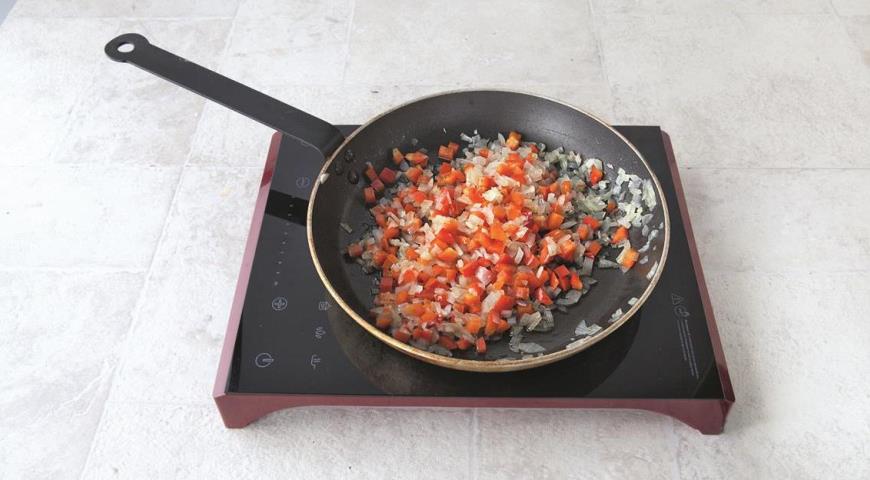 Фото приготовления рецепта: Картофельная запеканка в духовке, шаг №3