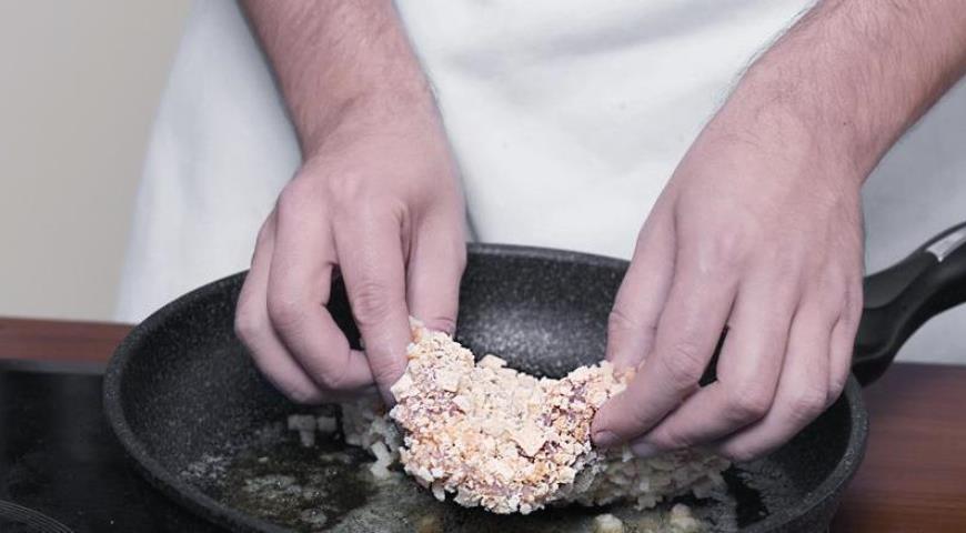 Фото приготовления рецепта: Шницель из филе грудки индейки в панировке, шаг №6