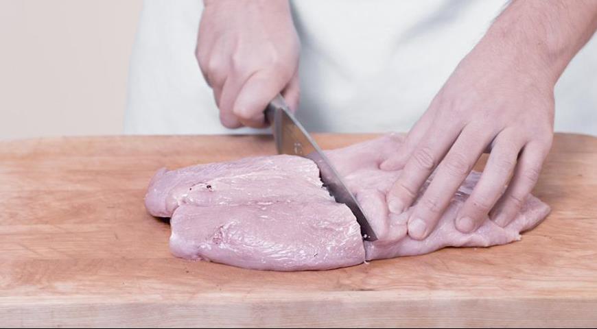 Фото приготовления рецепта: Шницель из филе грудки индейки в панировке, шаг №2