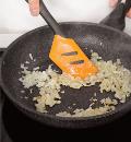 Фото приготовления рецепта: Егерский шницель в сливочном соусе на сковороде, шаг №5