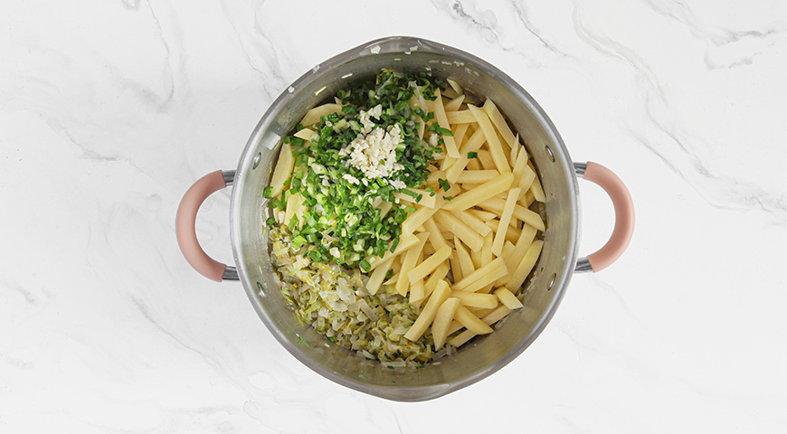 Фото приготовления рецепта: Зеленый борщ с щавелем и крапивой, шаг №3