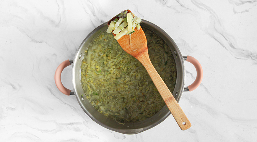 Фото приготовления рецепта: Зеленый борщ с щавелем и крапивой, шаг №4