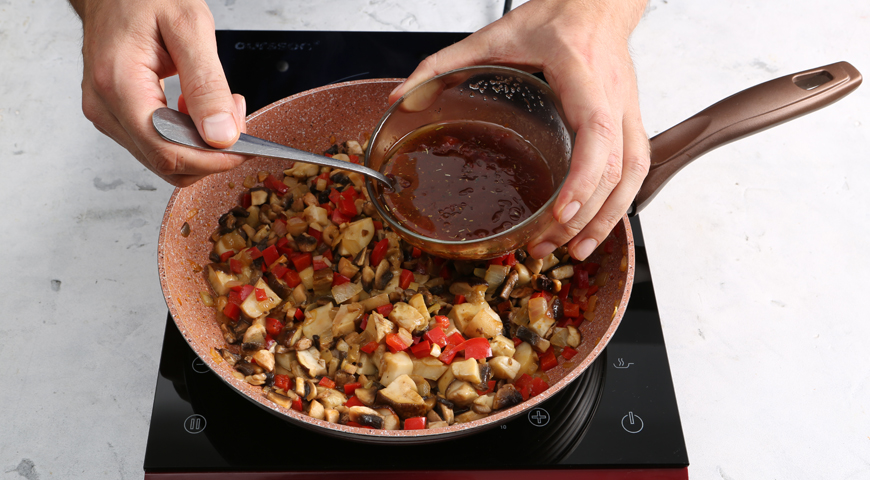 Картофельная запеканка с грибами, пожарьте овощи и добавьте соус