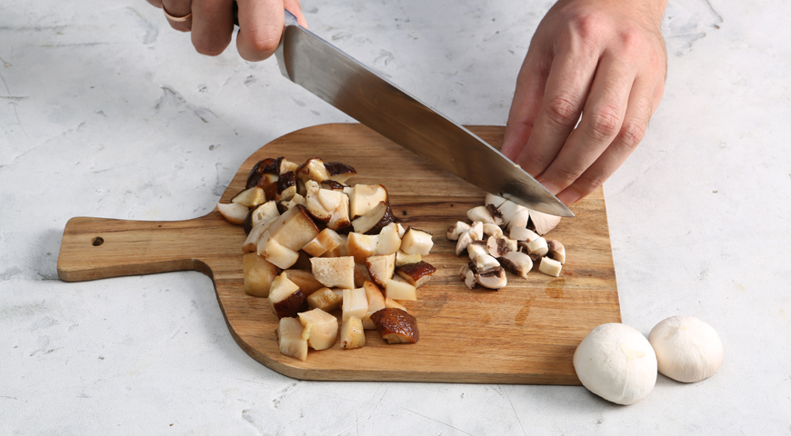 Картофельная запеканка с грибами, нарежьте грибы