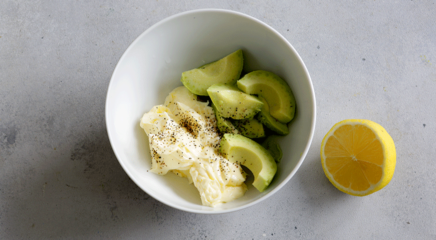 Фото приготовления рецепта: Масло из авокадо, шаг №2