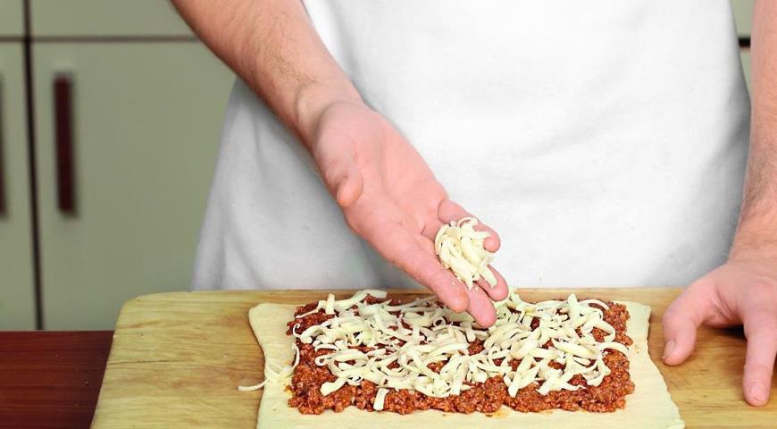 Фото приготовления рецепта: Пицца-рулет болоньезе, шаг №4