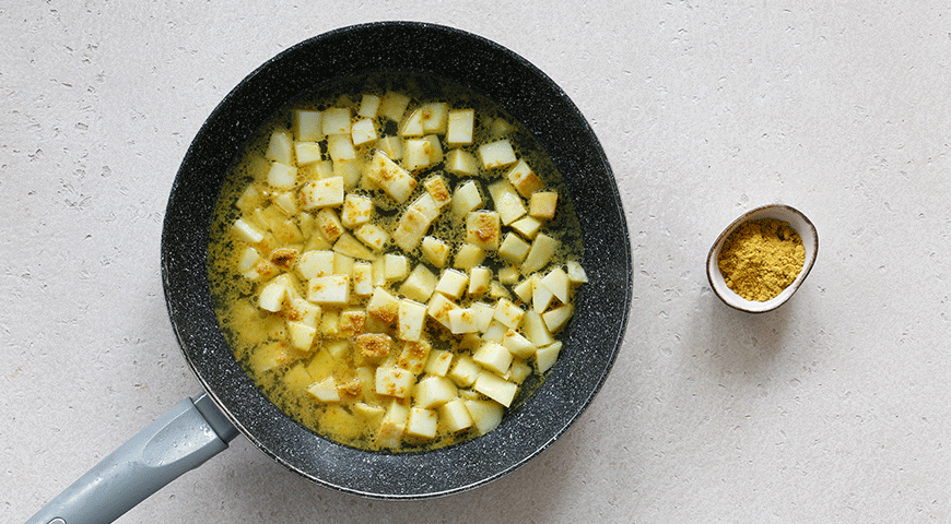 Фото приготовления рецепта: Карри из цветной капусты и картофеля, шаг №2