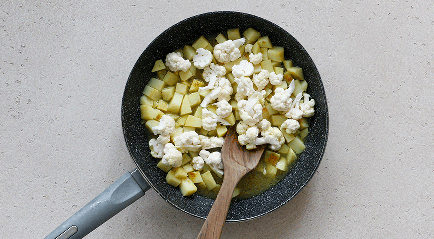 Фото приготовления рецепта: Карри из цветной капусты и картофеля, шаг №3