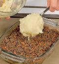 Фото приготовления рецепта: Классическая картофельная запеканка с фаршем в духовке, шаг №3