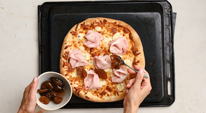 Фото приготовления рецепта: Пицца с ветчиной и вареньем из инжира, шаг №7