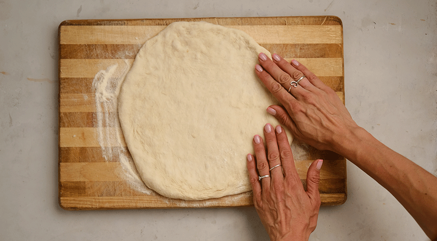 Фото приготовления рецепта: Пицца с ветчиной и вареньем из инжира, шаг №3