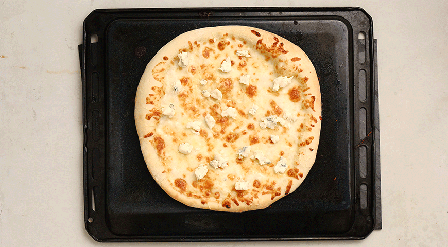 Фото приготовления рецепта: Пицца с ветчиной и вареньем из инжира, шаг №6