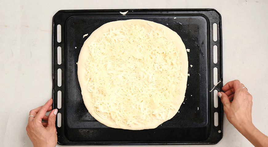 Фото приготовления рецепта: Пицца с ветчиной и вареньем из инжира, шаг №4