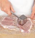 Фото приготовления рецепта: Егерский шницель в сливочном соусе на сковороде, шаг №1