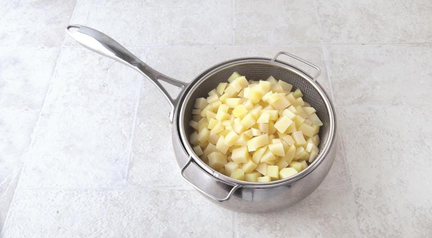 Фото приготовления рецепта: Картофельная запеканка в духовке, шаг №2