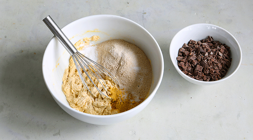Фото приготовления рецепта: Печенье из гречневой муки с шоколадом, шаг №2