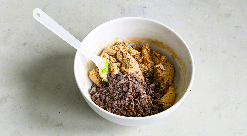 Фото приготовления рецепта: Печенье из гречневой муки с шоколадом, шаг №3