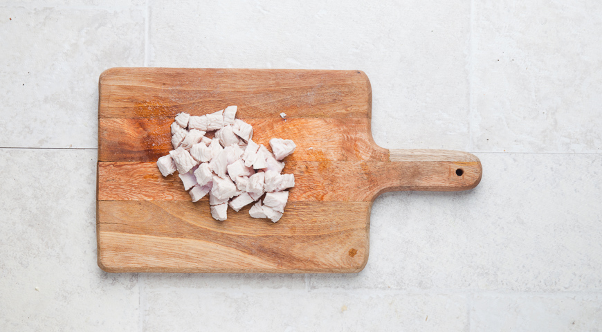 Фото приготовления рецепта: Жюльен с индейкой и грибами в духовке, шаг №3