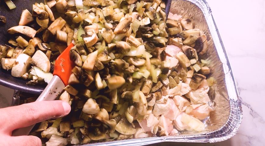 Фото приготовления рецепта: Жюльен с шампиньонами, курицей и грибами в духовке, шаг №4