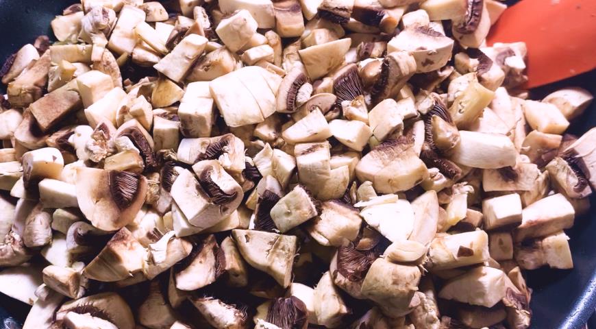 Фото приготовления рецепта: Жюльен с шампиньонами, курицей и грибами в духовке, шаг №2