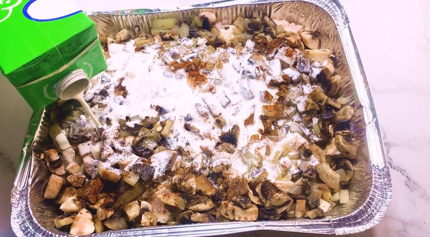 Фото приготовления рецепта: Жюльен с шампиньонами, курицей и грибами в духовке, шаг №6