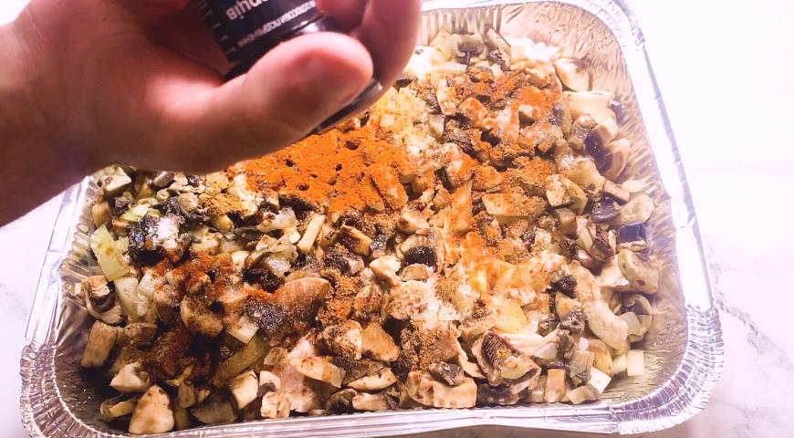 Фото приготовления рецепта: Жюльен с шампиньонами, курицей и грибами в духовке, шаг №5