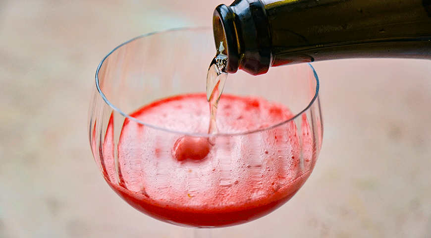 Фото приготовления рецепта: Фруктовый коктейль с шампанским, шаг №3