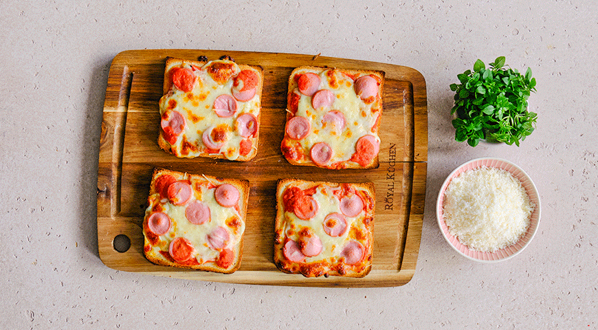 Фото приготовления рецепта: Пицца-тост с сосисками, шаг №3