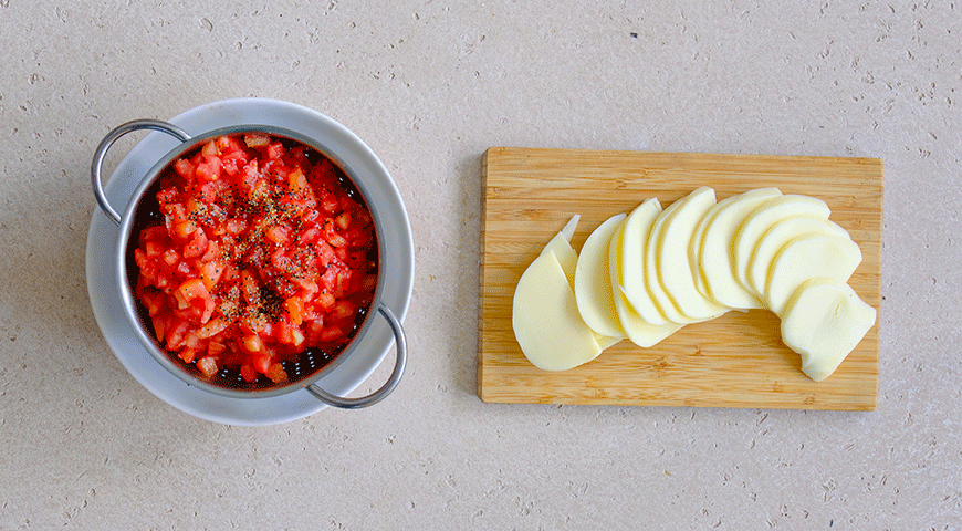 Фото приготовления рецепта: Пирог с моцареллой и помидорами, шаг №2