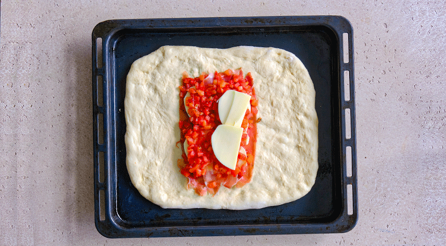 Фото приготовления рецепта: Пирог с моцареллой и помидорами, шаг №4