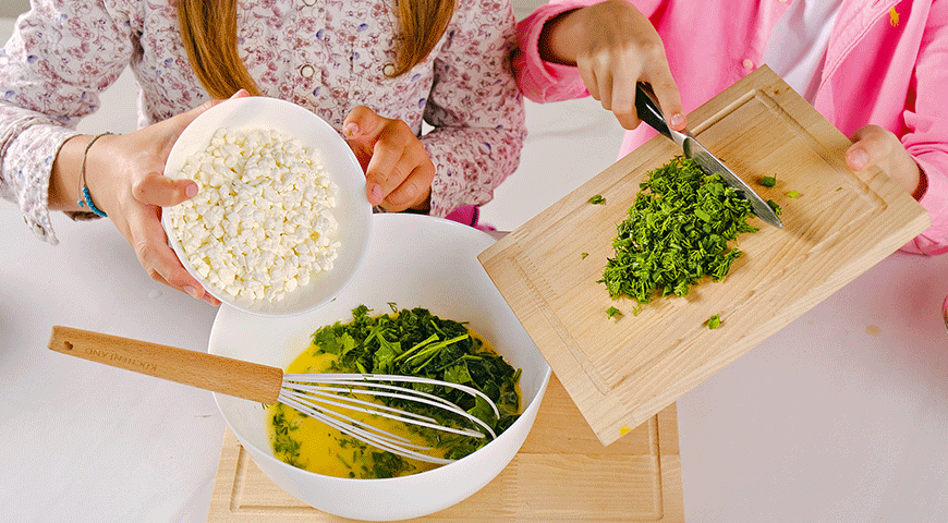 Фото приготовления рецепта: Мини-фриттата с творогом и шпинатом, шаг №4