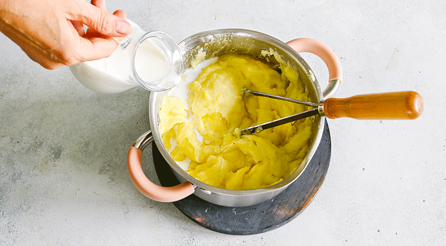 Фото приготовления рецепта: Классическое картофельное пюре, шаг №7