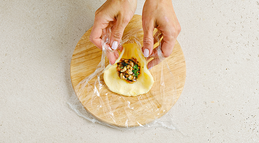 Фото приготовления рецепта: Картофельные зразы с шампиньонами, шаг №3