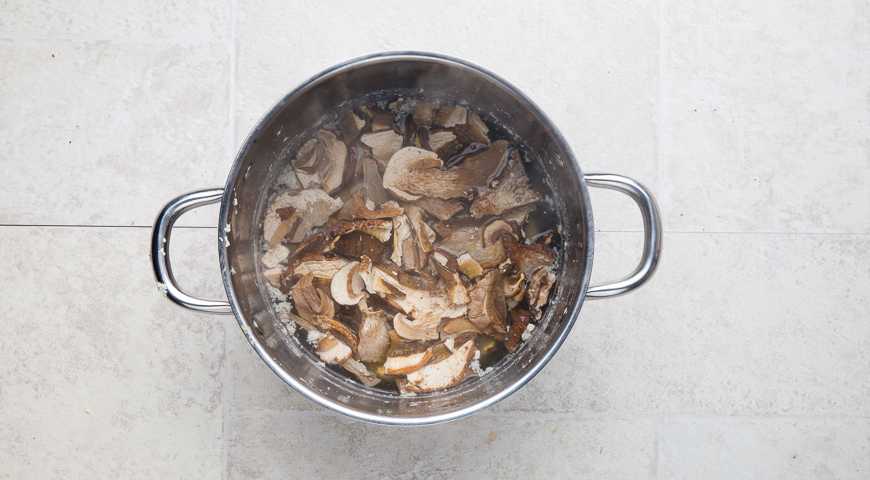 Фото приготовления рецепта: Жюльен с индейкой и грибами в духовке, шаг №2